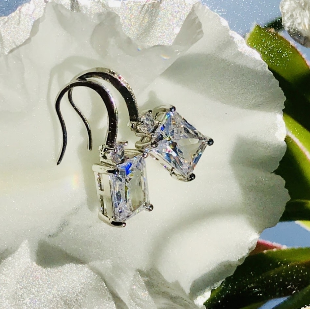 💎7CTW(3.5CTea)EM CUT w/ROUND & PAVE' LEVERBACKS💎